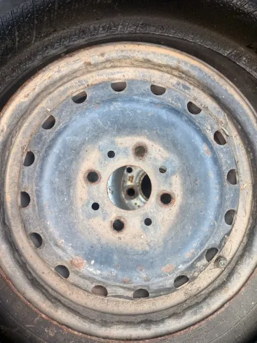 Roda 13 Fiat usada cada pneus ruins