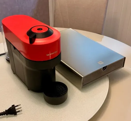 Cafeteira Elétrica Nespresso Vertuo Vermelha e Porta Cápsulas de Inox Nespresso 
