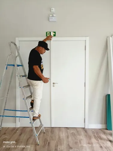 Instalação de portas padrão e, sob-medida