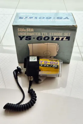 Flash Subaquático SEA&SEA YS-60 TTL