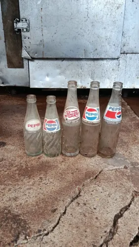 Caixa de madeira antiga com 24 garrafas da Pepsi
