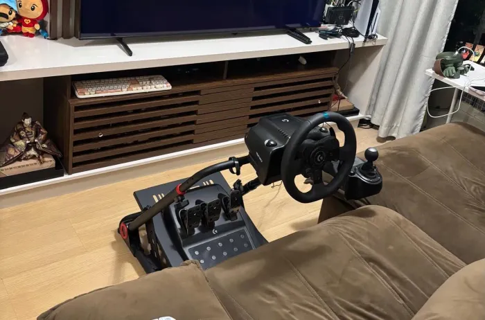 Volante Logitech com marcha e suporte