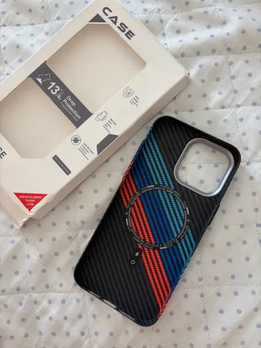 Capa para iPhone 14 Pro com padrão fibra carbono