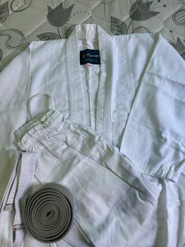 Kimono branco da marca Toráh Combat, ideal para jiu-jitsu ou artes marciais.
