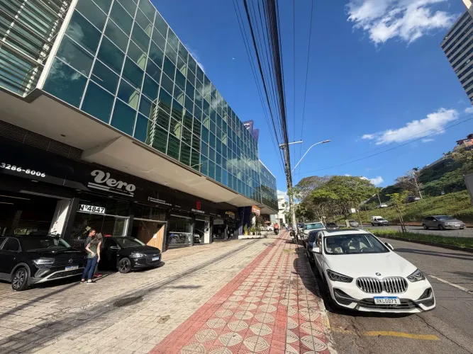 Sala comercial em ótima localização na Av Raja Gabaglia