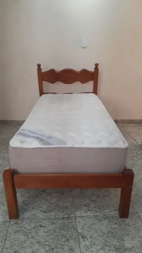 Vendo Cama em Madeira maciça