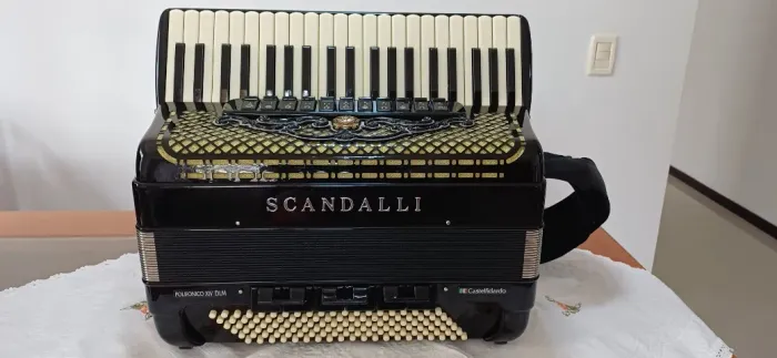 Scandalli anos 90 - Polifônico XIV DL ( Acordeon , gaita , sanfona )