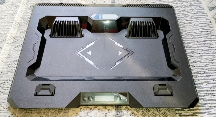 Base para notebook gamer com ventilação e iluminação RGB.