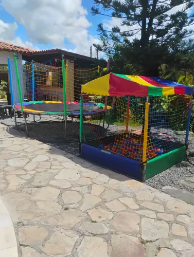 Cama elástica+piscina uma de bolinhas $200,00