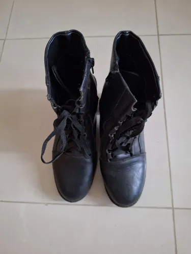Bota coturno preta Constance