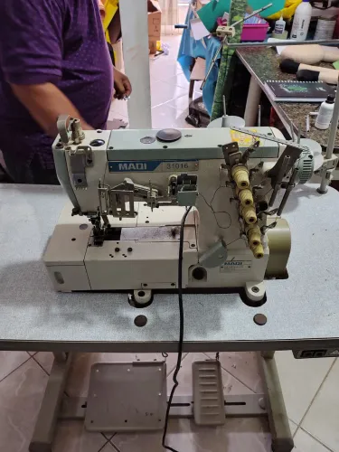 Máquina de costura Galoneira