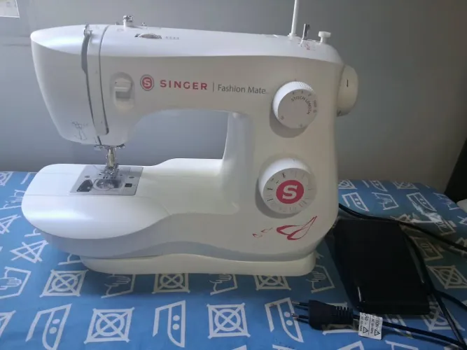 Máquina de costura singer semi nova