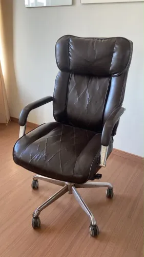 Cadeira de couro para trabalho/ estudo