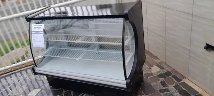 Expositor de Bolos bebidas, frios e laticínios 1,40 em 220 Volts. R$2.580,00