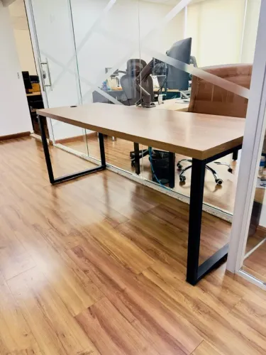 Mesa retangular de escritório