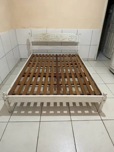 Compra-se base para cama de casal de madeira