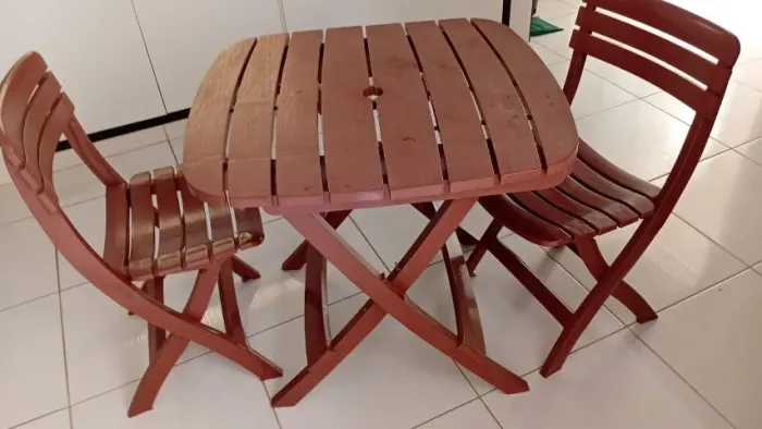 Mesa com duas cadeiras