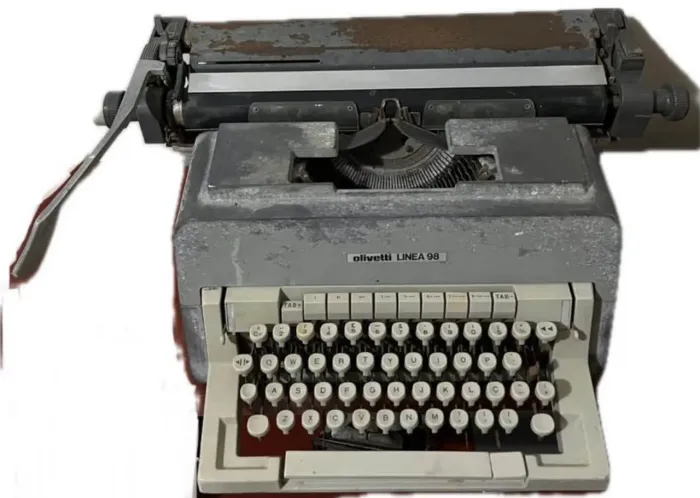 Antiga Máquina De Escrever/Datilografar Olivetti Linea 98