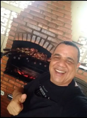 Churrasqueiro cozinheiro e garçom