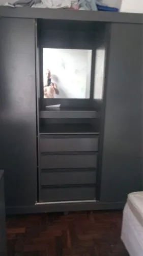 Guarda roupa com cômoda pequena 