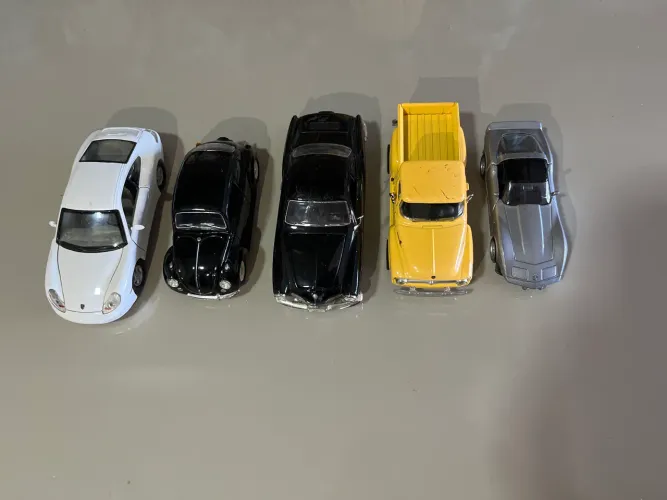 Carros de miniatura de ferro