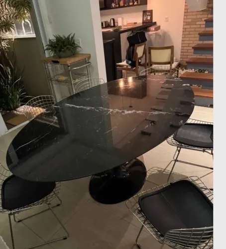 Mesa Sarine Marmore Nero Marquina Italiano 2,00m + 4 cadeiras inox couro