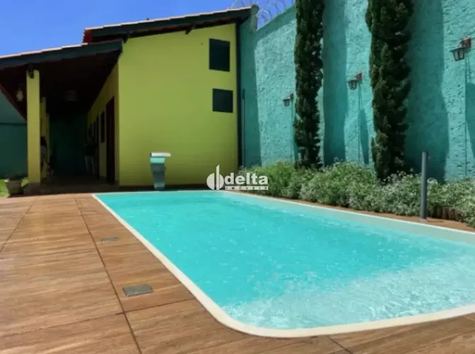 Casa com 3 quartos sendo 1 suíte disponível para Venda no Bairro Novo Mundo em Uberlândia-