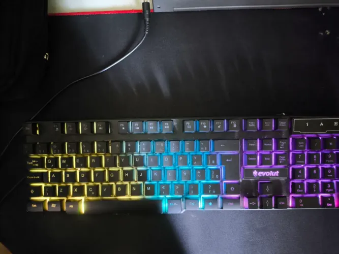 Teclado de membrana com led usado para jogar ou trabalhar