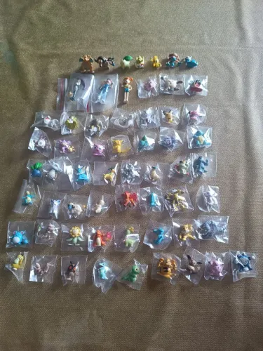 Coleção completa pokémon guaraná Caçulinha somente as 60 miniaturas