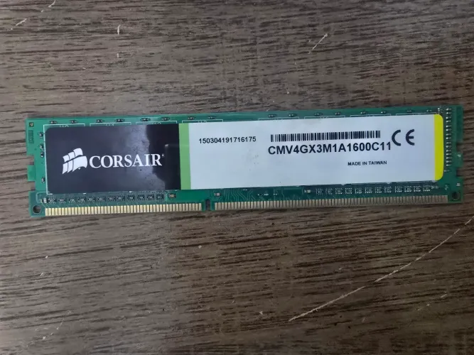 Memória RAM Corsair 4GB DDR3 1600MHz para Desktop