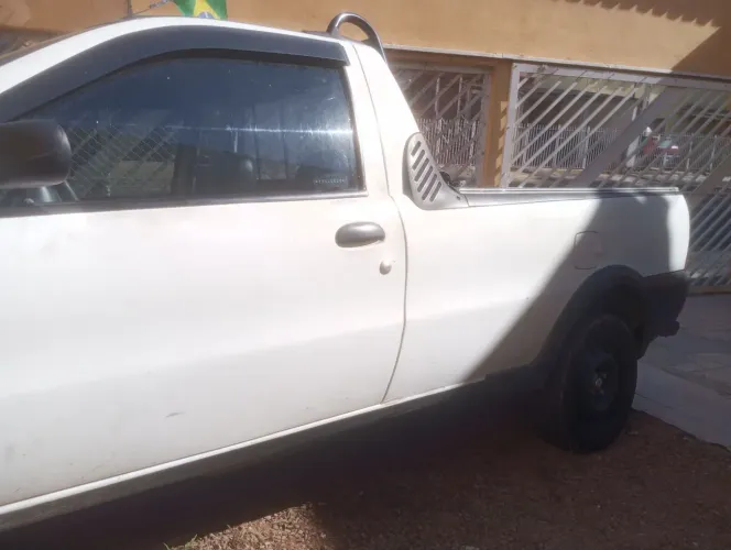 Carreto frete transporte com picapes e caminhão baú