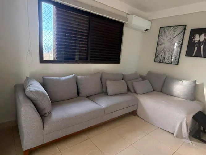 Sofá cinza com chaise.