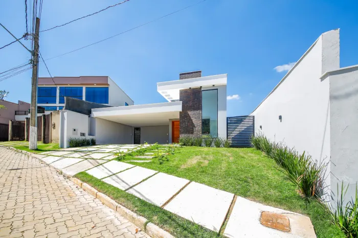 Casa linear com 200 m² em condomínio fechado para venda