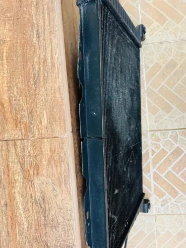 Radiador Ford F1000 4.9i / 6 cilindros - usado em bom estado