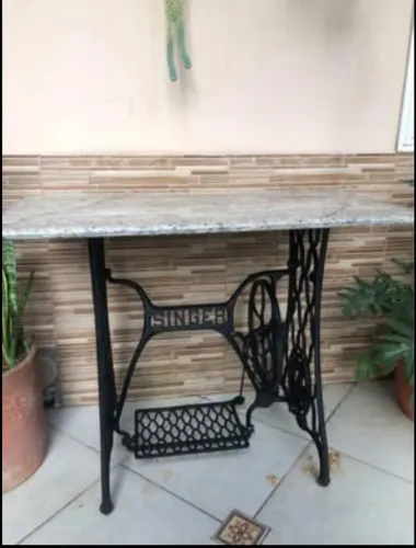 Mesa de Máquina de Costura Singer Antiga com Tampo de Granito