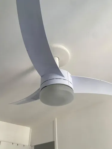Ventilador de teto Arno branco bivolt com controle remoto, 3 pás