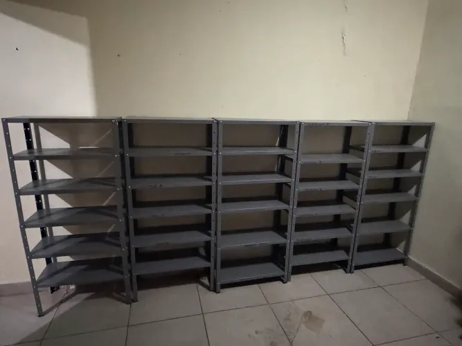 Vendo prateleiras de aço semi novas pouco tempo de uso.