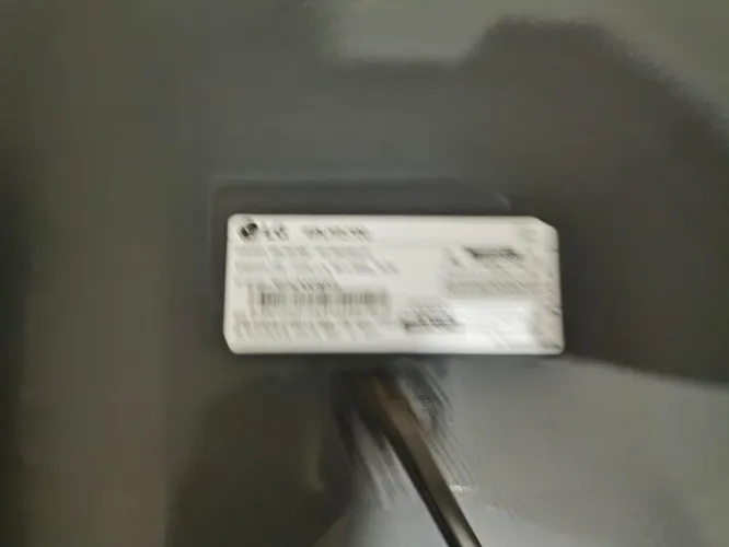 Tv 49 polegadas funcionando porém tem uma lista mas não interfere na imagem!