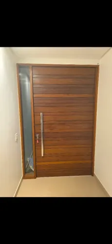 Porta Pivotante de Madeira Maciça com Puxador em Inox e Lateral em Vidro