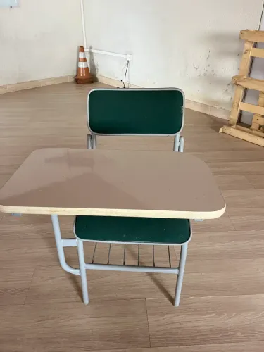 Cadeira universitária com prancheta - R$80