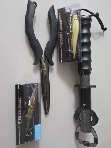 Kit Pesca Completo: 2 Megabass Oneten Jr. + Alicate Bico Rapala + Alicate Contenção Jogá