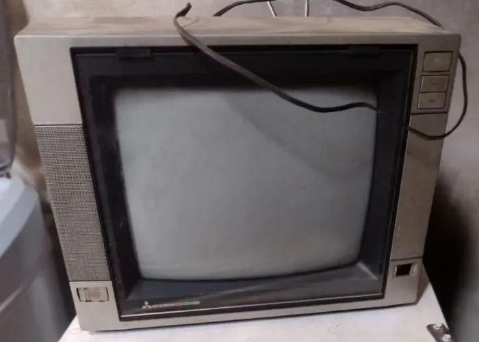 Tv Mitsubishi de tubo antiga colorida