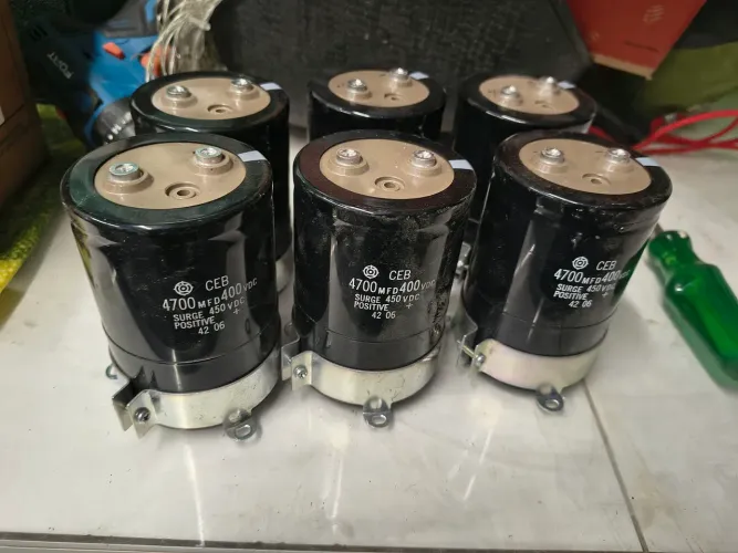 Capacitor eletrôlitico 4700 