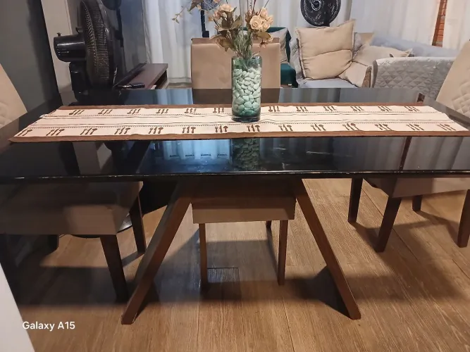 Mesa com tampo de vidro 4 cadeiras
