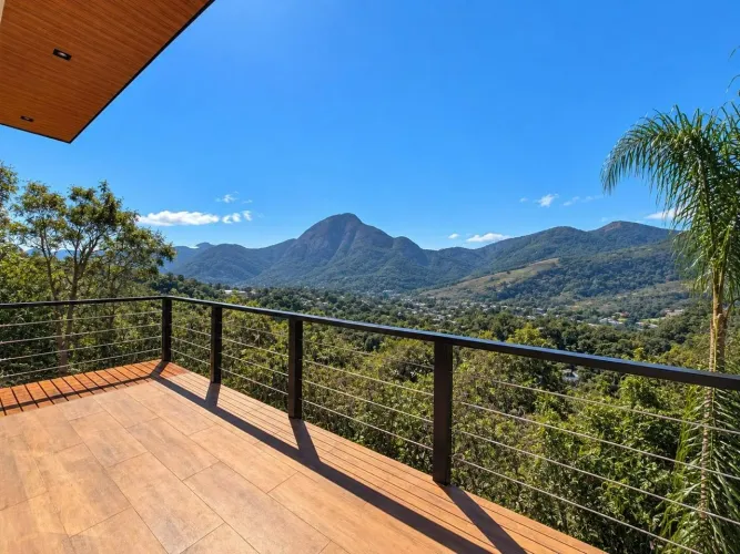 Casa Nova em Itaipava. Vista Eterna e Privacidade.