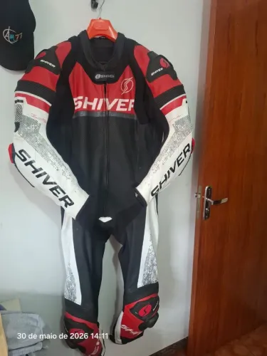 Macacão motociclista, bota e capacete