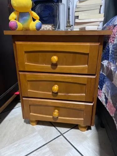 Mesa de cabeceira, feita de madeira maciça