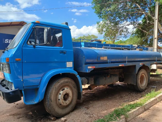 Vende-se caminhão pipa com capacidade 10 mil litros 