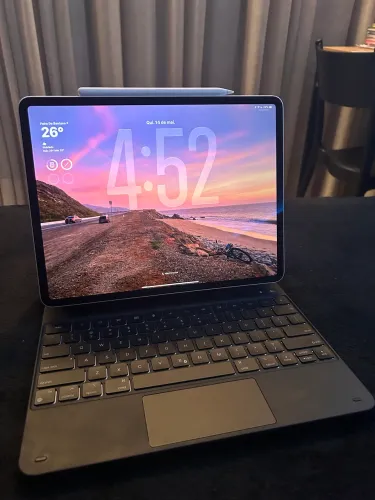 iPad Pro 12.9 Polegadas (4a Geração), com Apple Case e Caneta