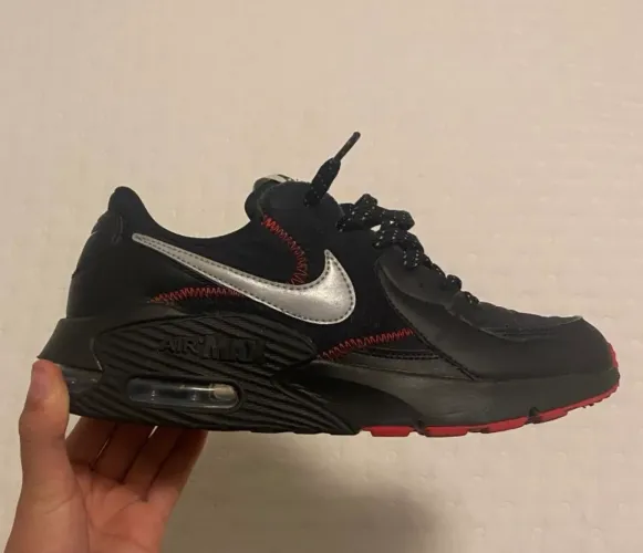 Nike Air Max Excee Preto/Vermelho - Tamanho 40